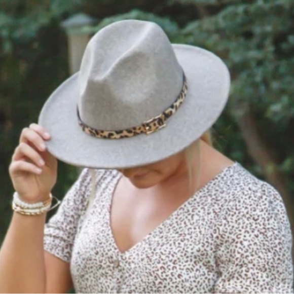 NWT Oak River Company Panama Felt Fedora Hat, OS.
New condition with tags. - Picture 4 of 9